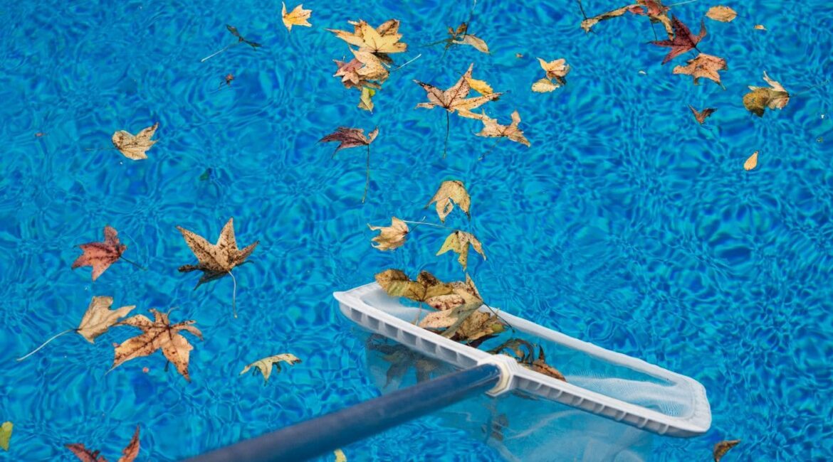 pool-maintenance-fall-社區泳池保養清潔