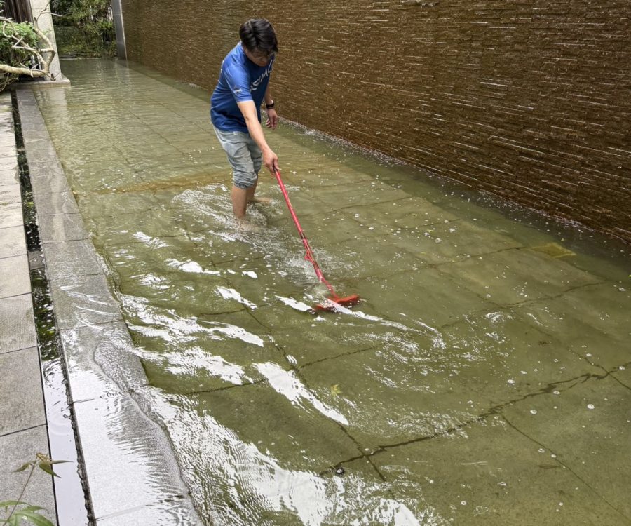 pool-tile-cleaning-process-neihu-台北內湖區泳池清潔過程-泳池磁磚刷洗